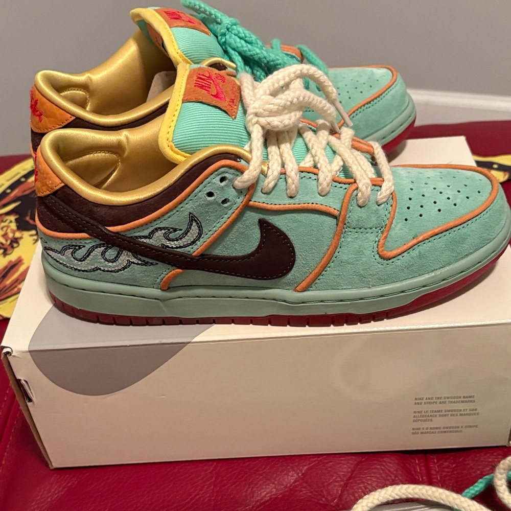 Nike SB sneakers size 6.5 comes with Nike SB Cream and Gray Box